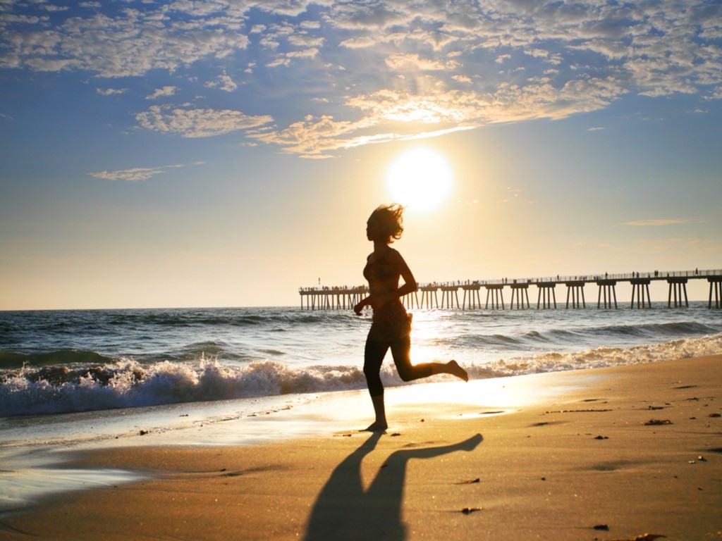 girl_running_on_beach