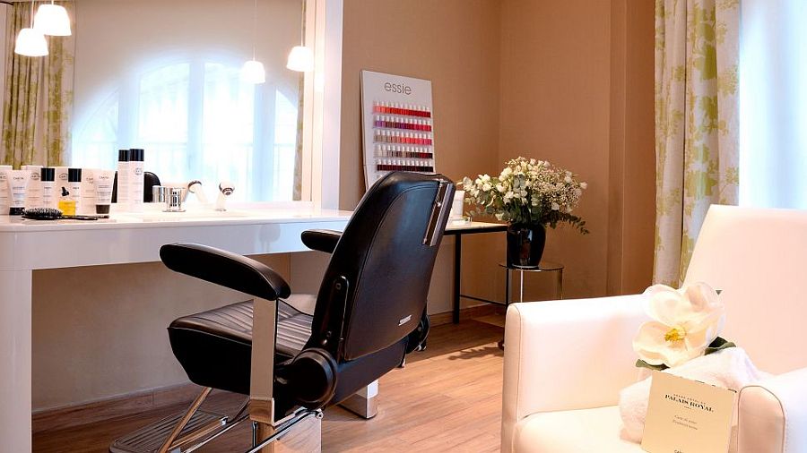 pierre-yves-rochons-decor-adds-class-to-the-interior-of-this-lavish-paris-hotel