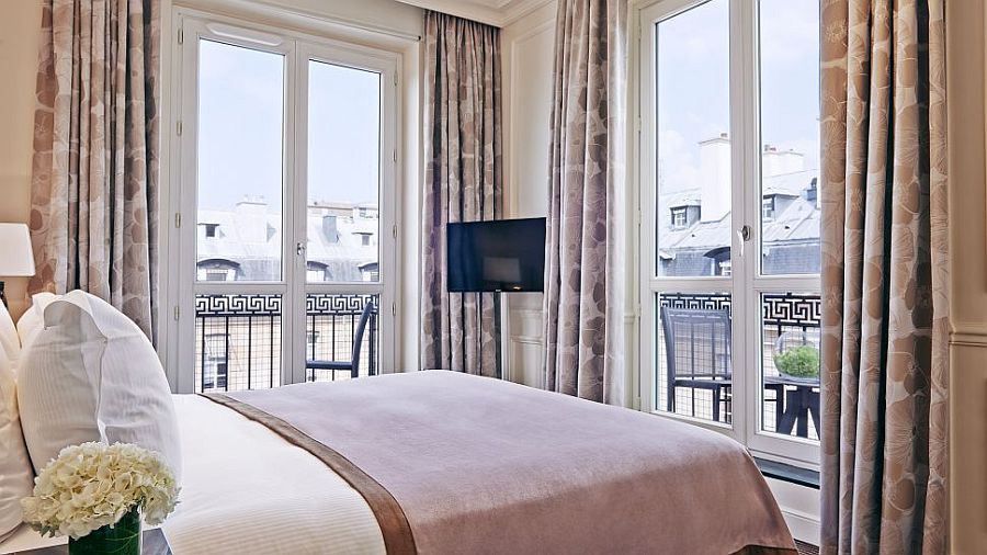 stylish-and-relaxing-bedroom-inside-the-awesome-paris-hotel