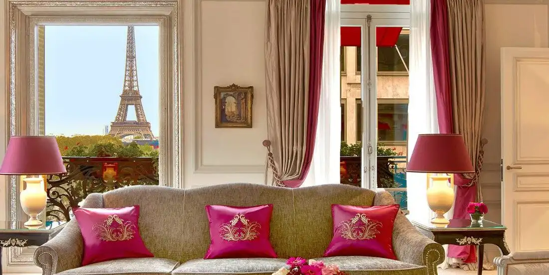 Hotel Plaza Athénée, the undisputed Parisian couture address