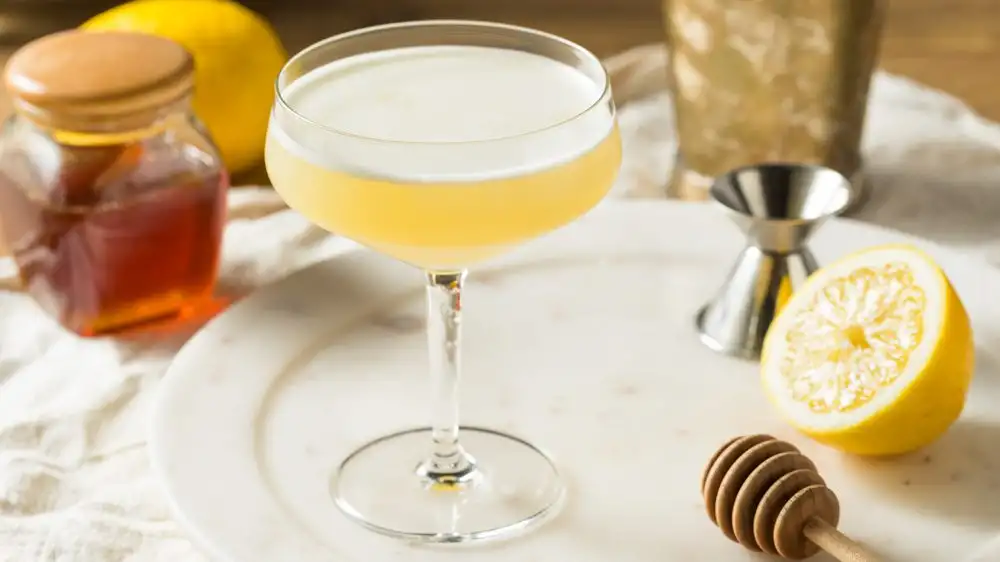 How to Make a Bees Knees, a Roaring ’20s Gin Cocktail to Ring in the Spring