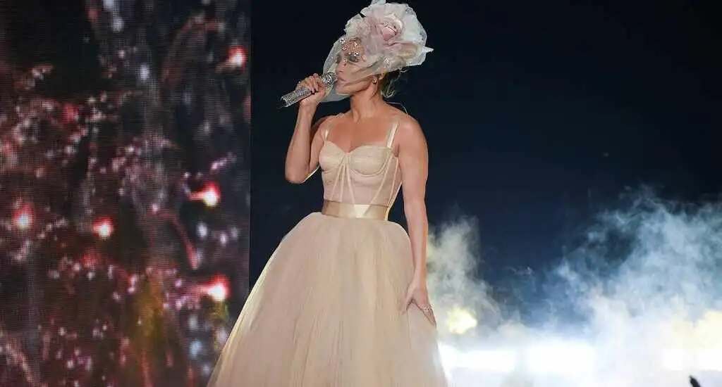 Jennifer Lopez Is A Perfect Bride At The AMAs