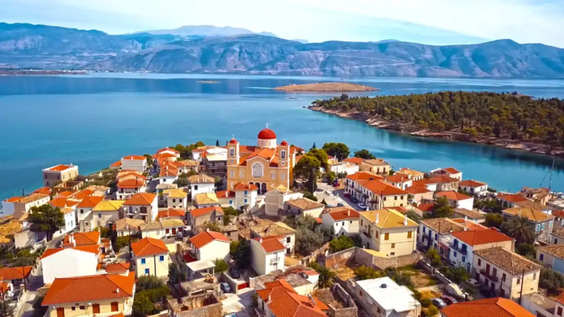 Road trip to the Fokida region’s south: Mythical Delphi, superb beaches, classy Galaxidi