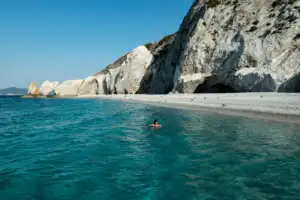 5 islands for weekend getaways in September: Strolling at picturesque alleys, swimming in immaculate waters