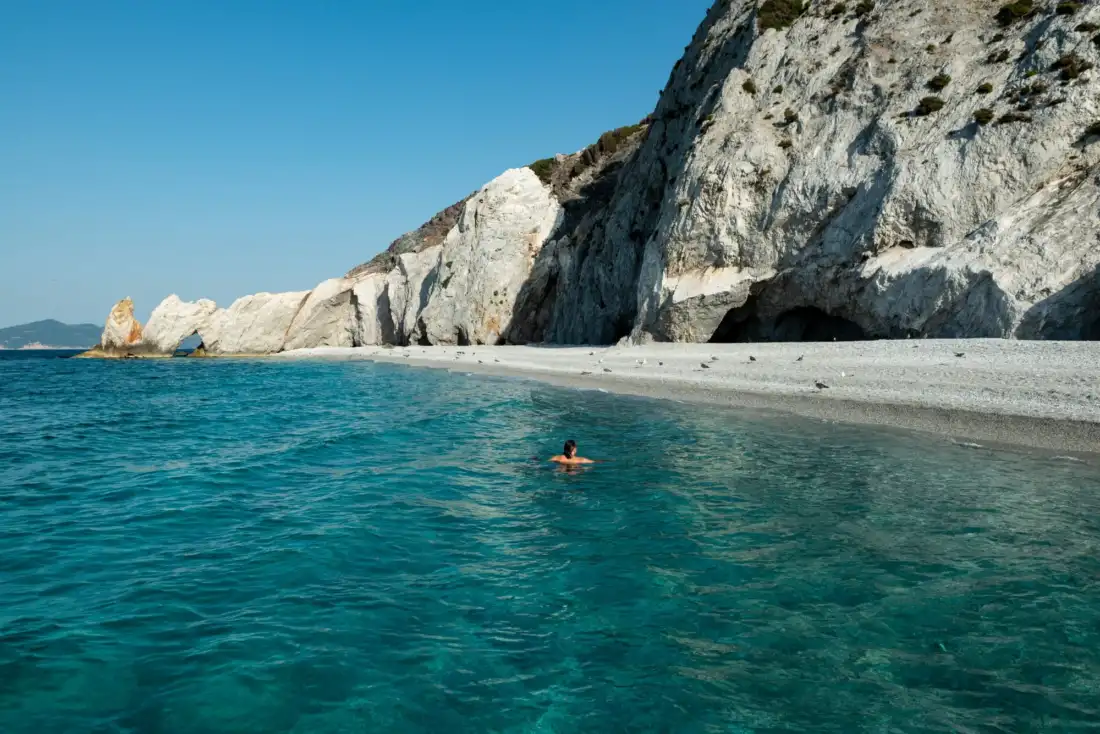 5 islands for weekend getaways in September: Strolling at picturesque alleys, swimming in immaculate waters