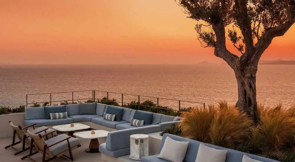 “Daydreaming in Kéa”: An Artistic Journey at One&Only Kéa Island