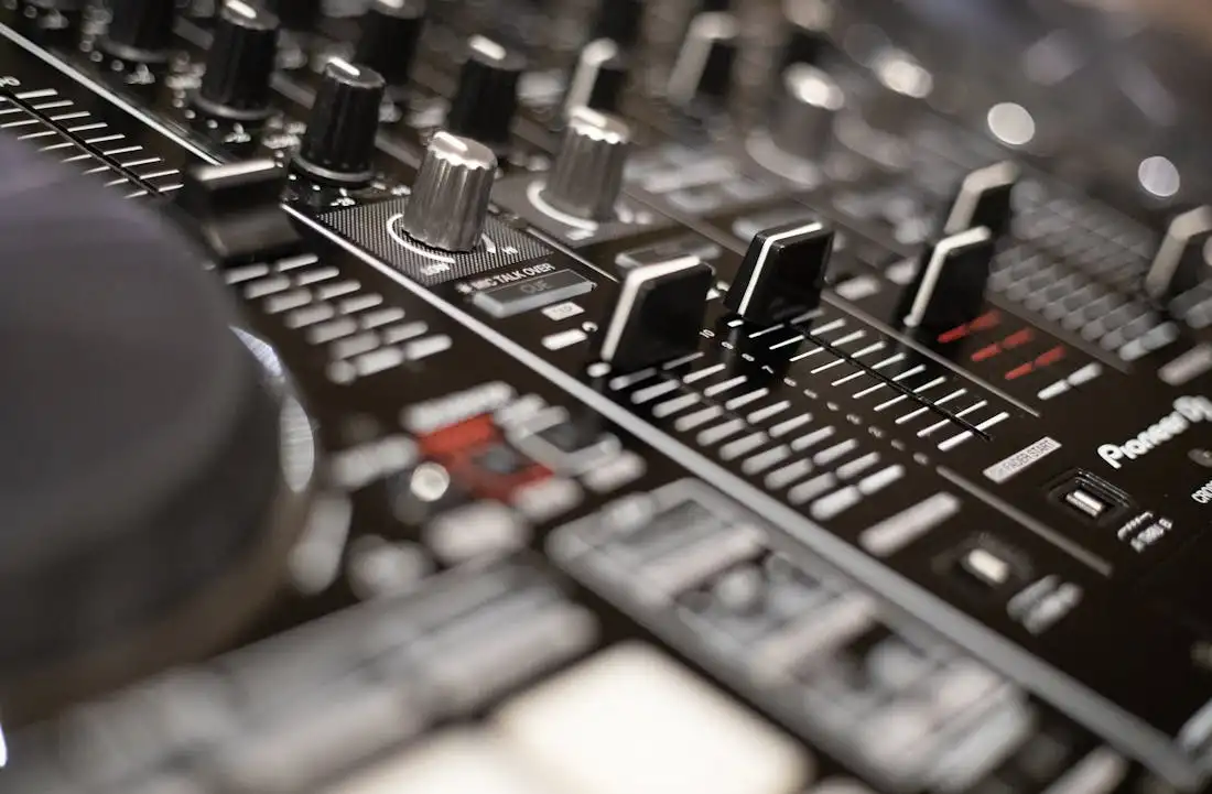 share the music, feel the vibe_djmanolo 2025