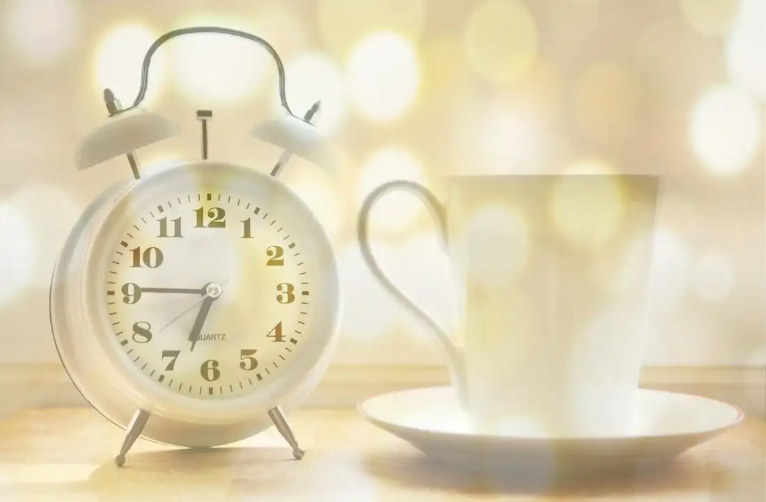 10 Proven Tips to Become a Morning Person and Wake Up Energized