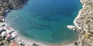 Η παραλία Ψάθα κοντά στην Αθήνα, ιδανική για ημερήσια εκδρομή