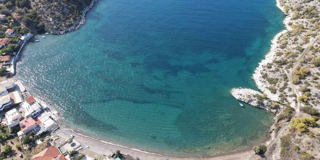 Η παραλία Ψάθα κοντά στην Αθήνα, ιδανική για ημερήσια εκδρομή