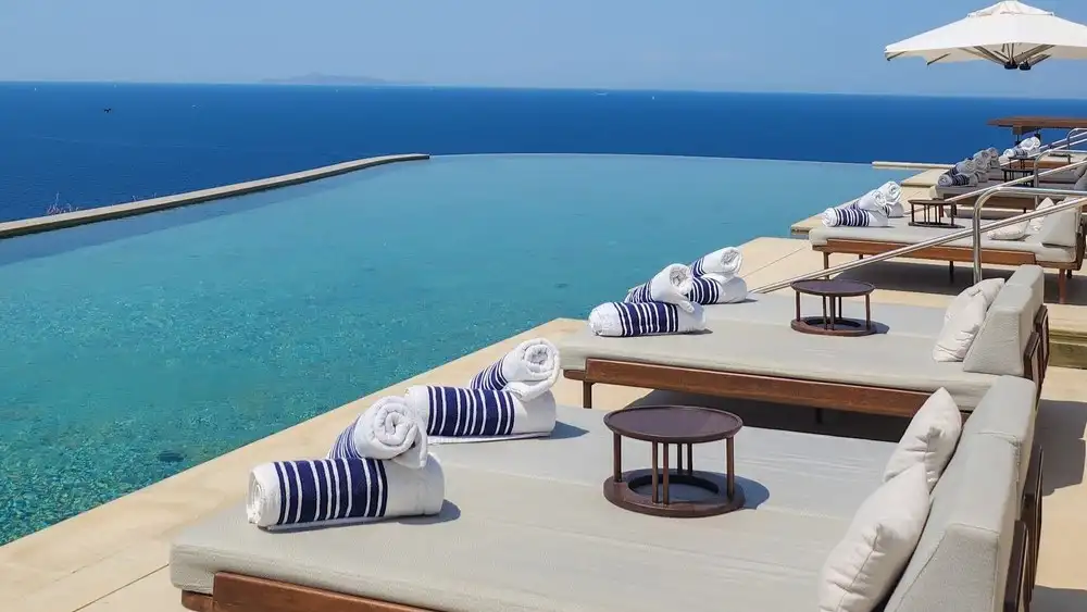 Στον απομονωμένο Όρμο του Βρόσκοπου, το One&Only Kéa Island επαναπροσδιορίζει τη διαμονή στις Κυκλάδες.
